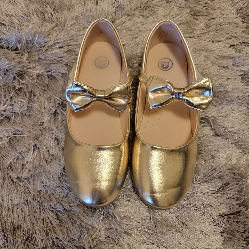 Girls dress flats